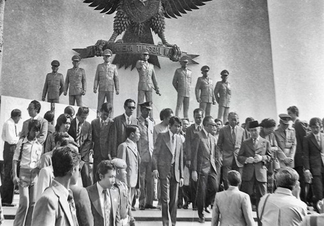 Tanggal 1 Oktober 1976 : Peringatan Hari Kesaktian Pancasila di Lubang Buaya, dengan Inspektur Upacara  Presiden Soeharto